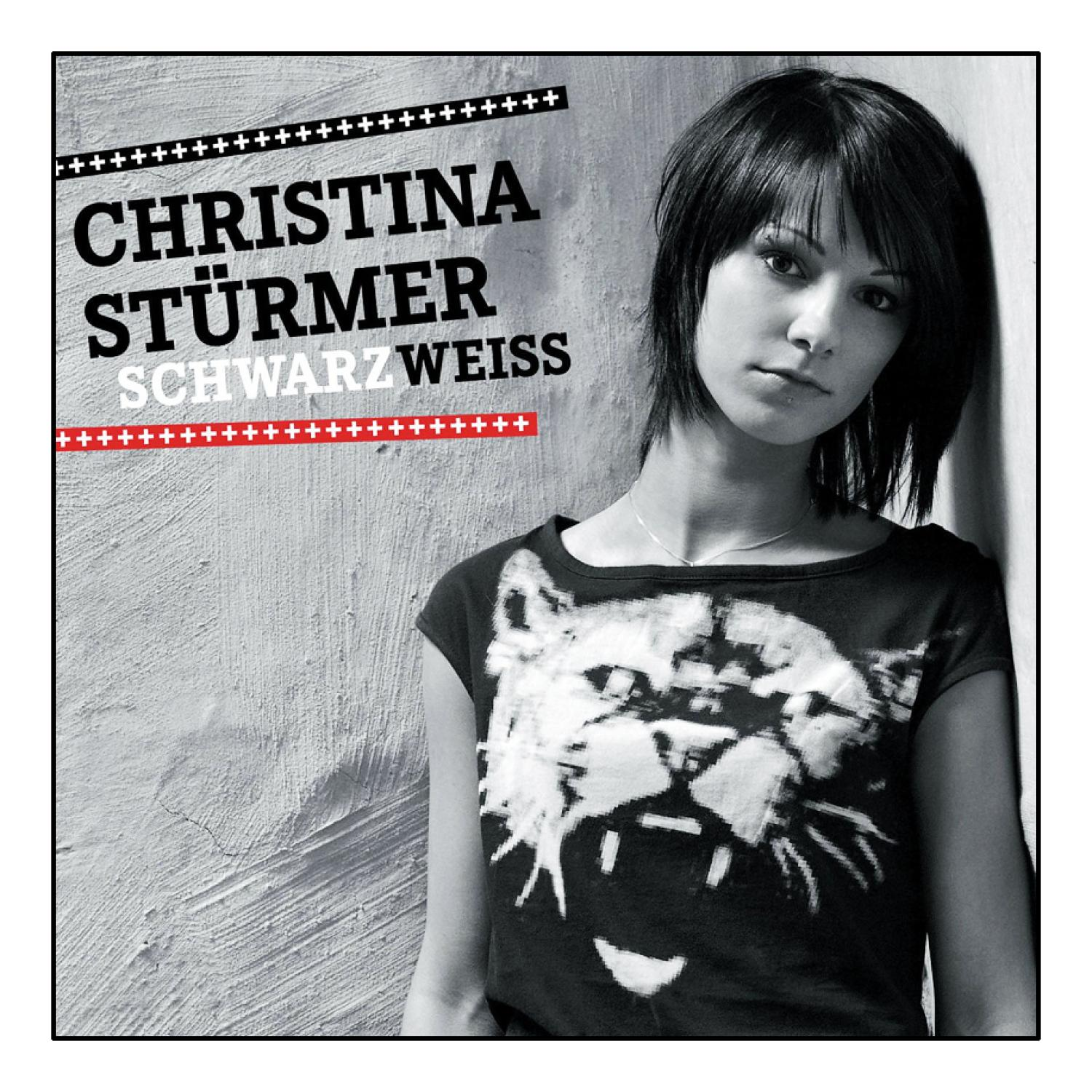 Christina Stürmer Albumcover. Eine junge Frau lehnt an einer Wand. Schwarzweiß mit Text.