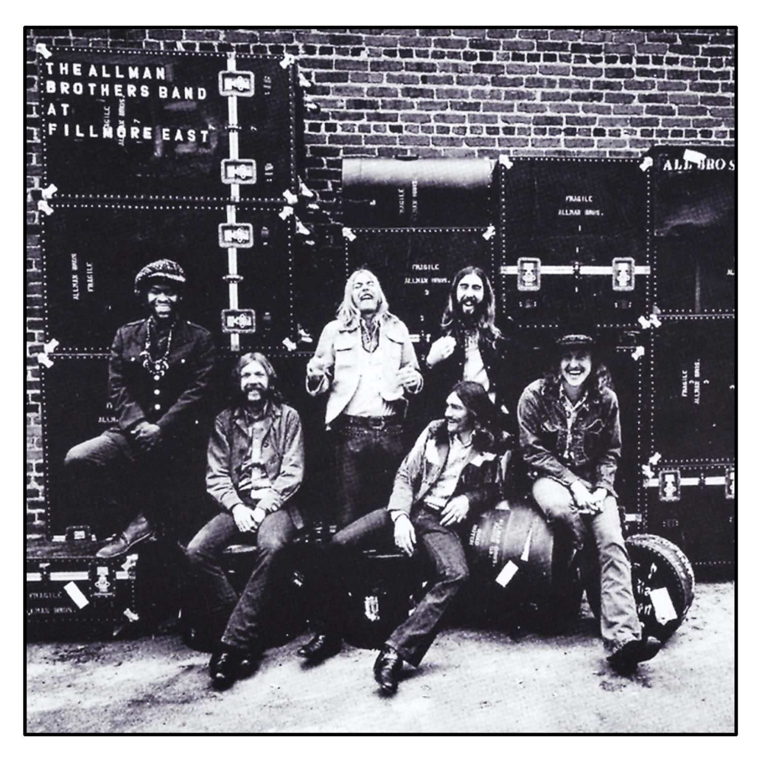 The Allman Brothers Band-Albumcover. Schwarz-Weiß-Foto der Band, die vor Koffern steht.