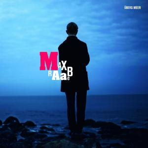 Albumcover: Mann steht am Ufer, blauer Himmel, mit Max Raabes Namen.