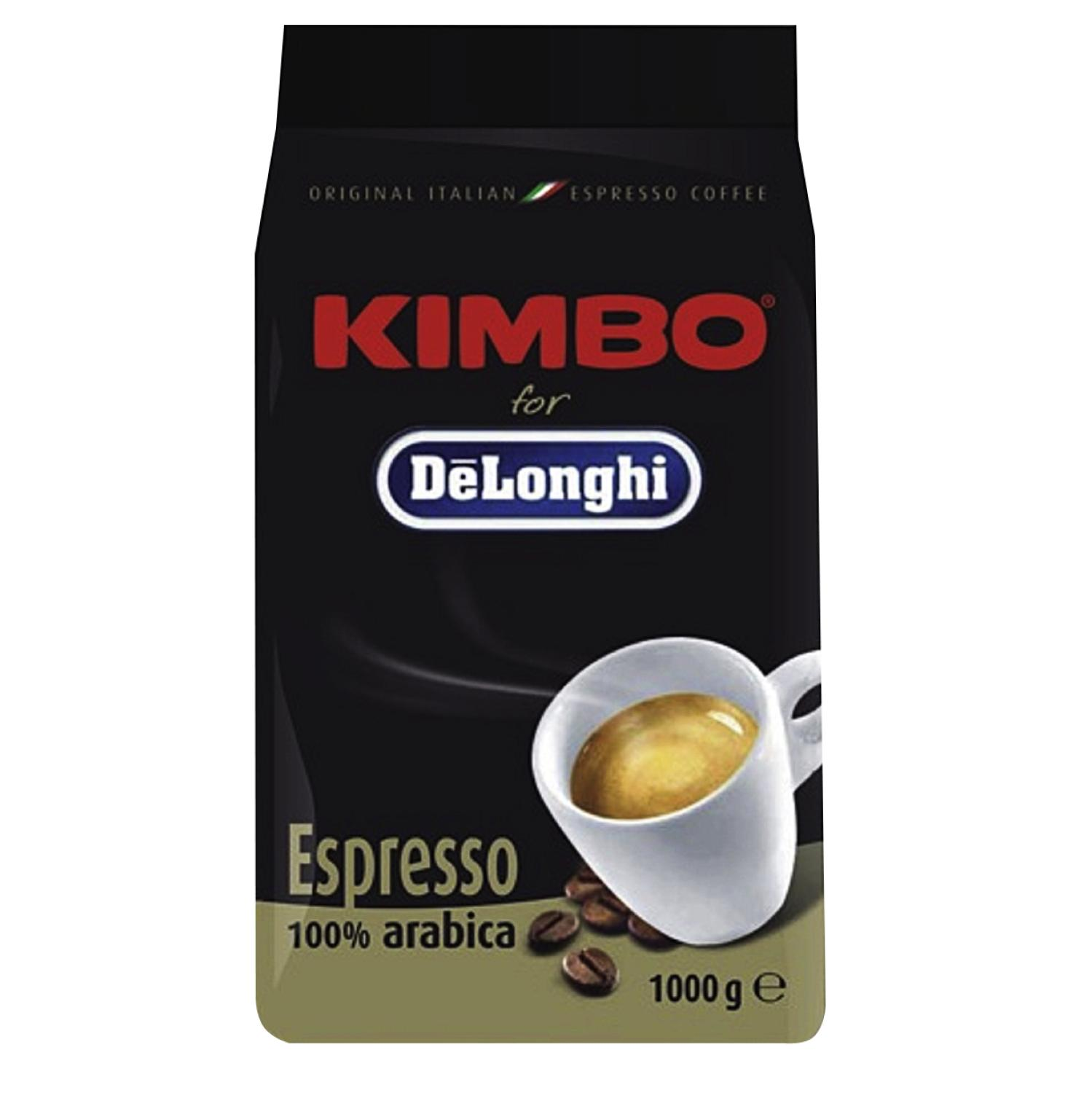 Egy fekete Kimbo Espresso kávé zacskó a DeLonghi számára, kávéscsészével.