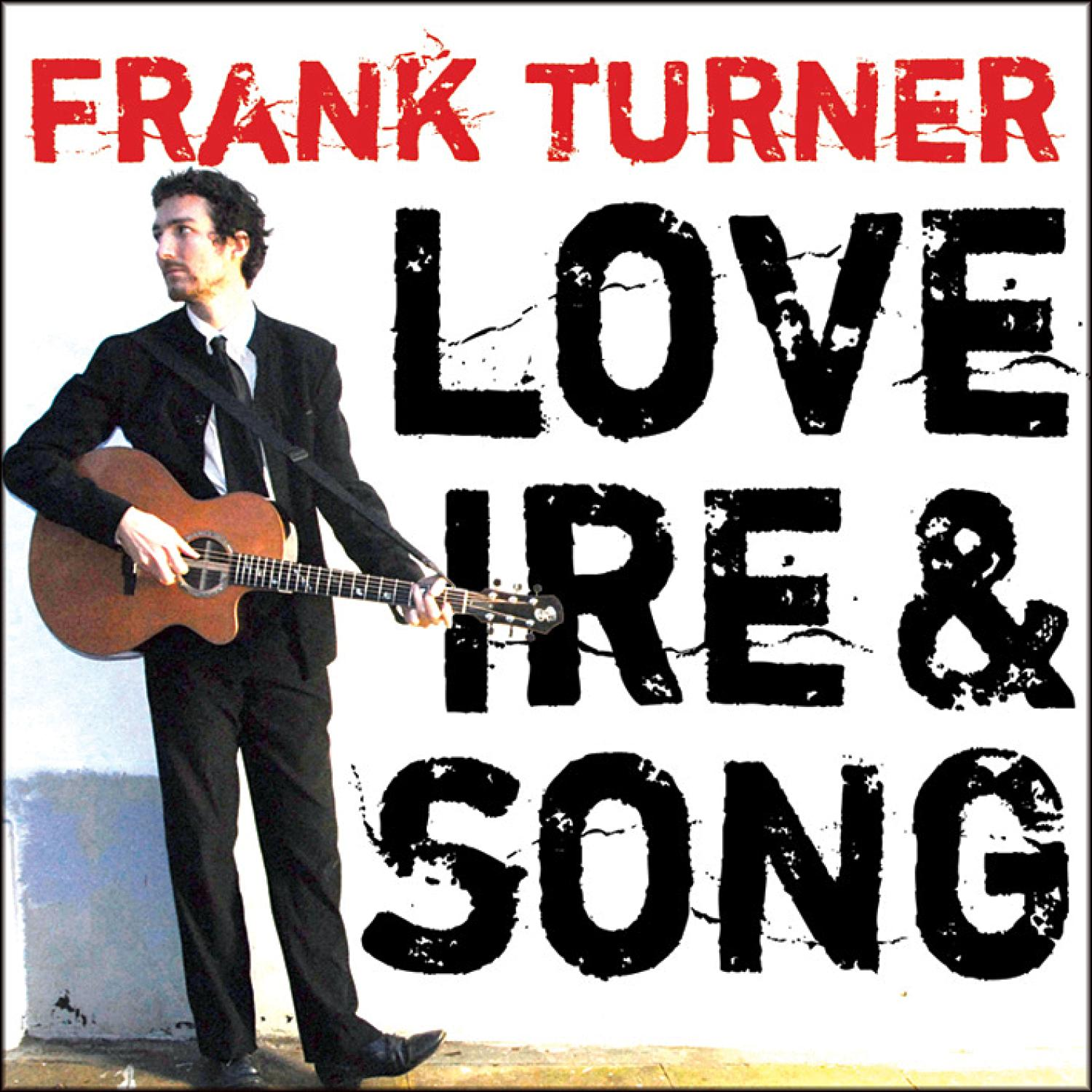 Mann mit Gitarre, schwarzer Anzug, Text: Frank Turner, Love Ire & Song.