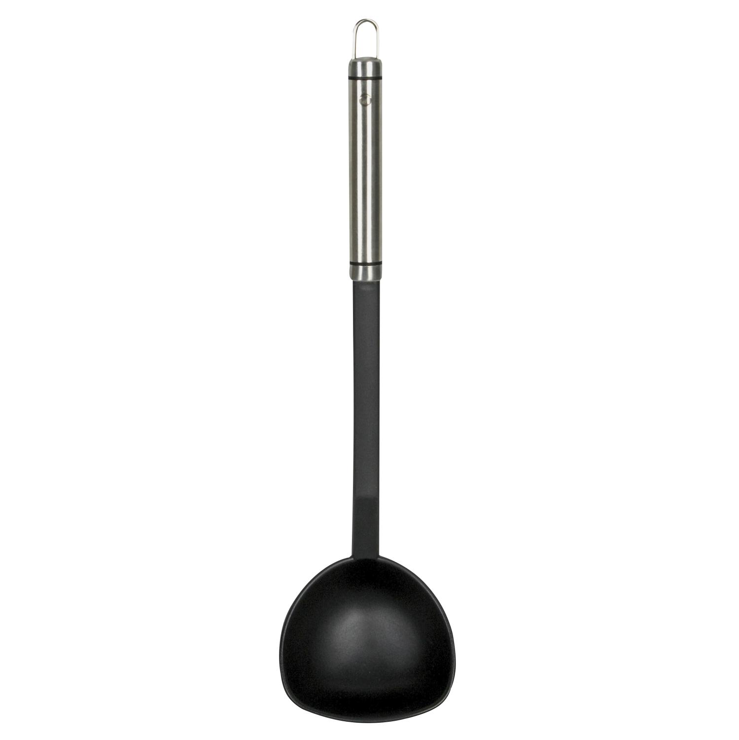 Gümüş saplı siyah bir wok spatulası. Beyaz arka plan üzerinde izole edildi.