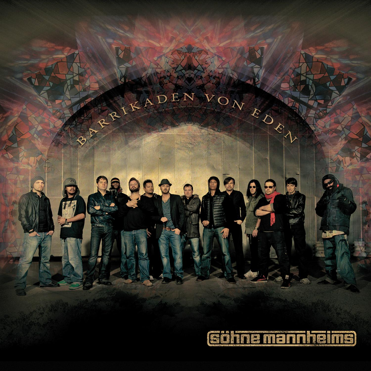 Söhne Mannheims Albumcover. Eine Gruppe von Männern steht. Ein Buntglasfenster im Hintergrund.