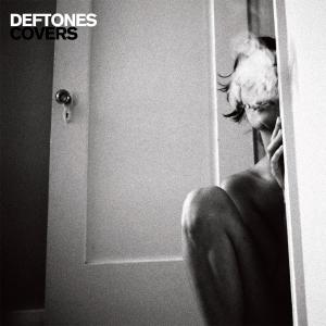 Albumcover: Deftones, Covers. Eine Person hinter einer Tür, Kopf im Rauch, hält ein Telefon.