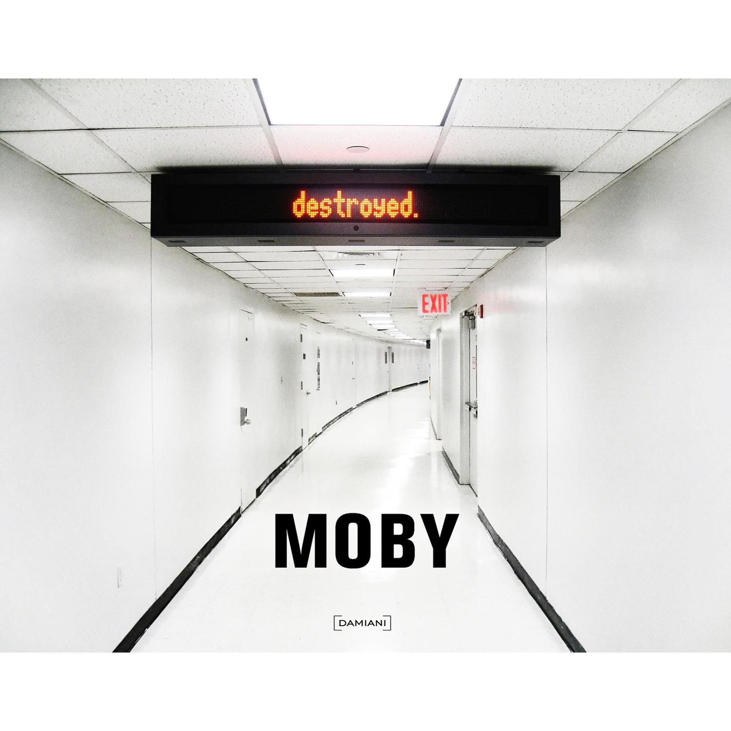 Flur mit einem Schild mit der Aufschrift 'destroyed'. Moby steht darunter.