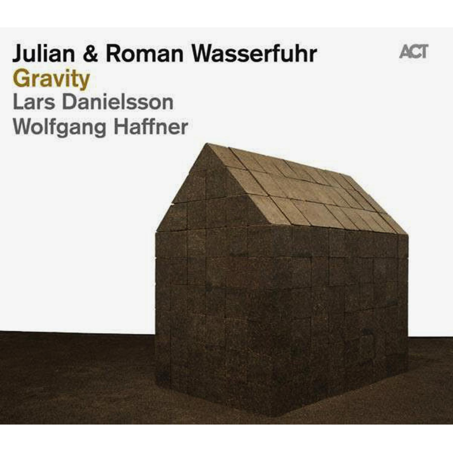 Albumcover mit einem Haus aus Blöcken. Text: Julian & Roman Wasserfuhr, Gravity.