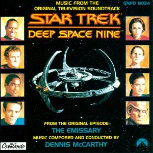 Albumcover, eine Raumstation, umgeben von Porträts und Text.