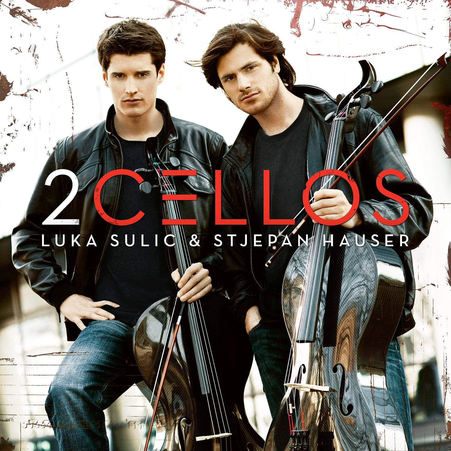 Zwei Männer mit Celli, Albumcover. Roter Text '2 CELLOS'. Männer tragen Jacken und Jeans, halten Celli. Hintergrund ist weiß.