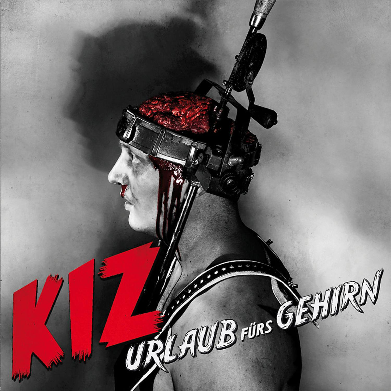 Bild eines Mannes mit blutigem Kopf und Metallgerät mit dem Wort "KIZ" in Rot, auf grauem Grund.