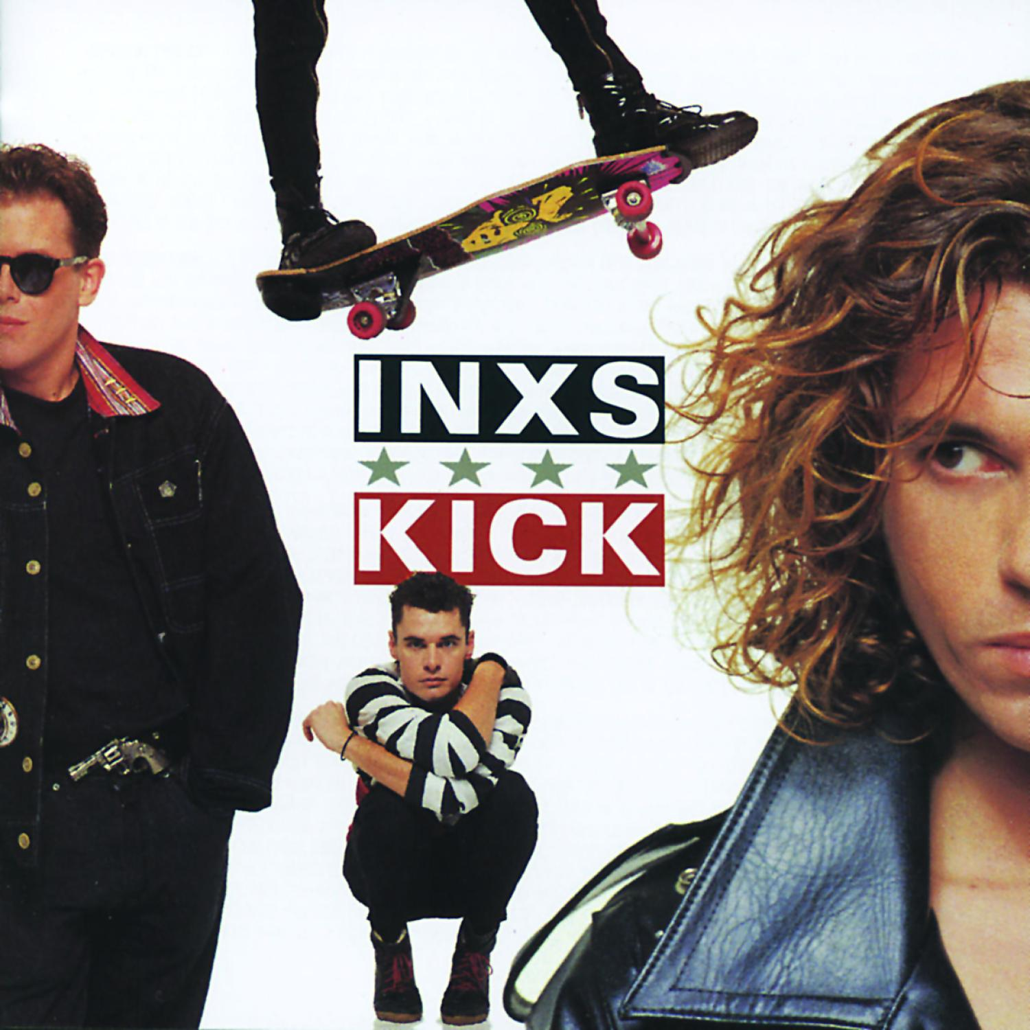 INXS-Albumcover. Zeigt Bandmitglieder, ein Skateboard und den fetten Text 'KICK' und Sterne auf Weiß.