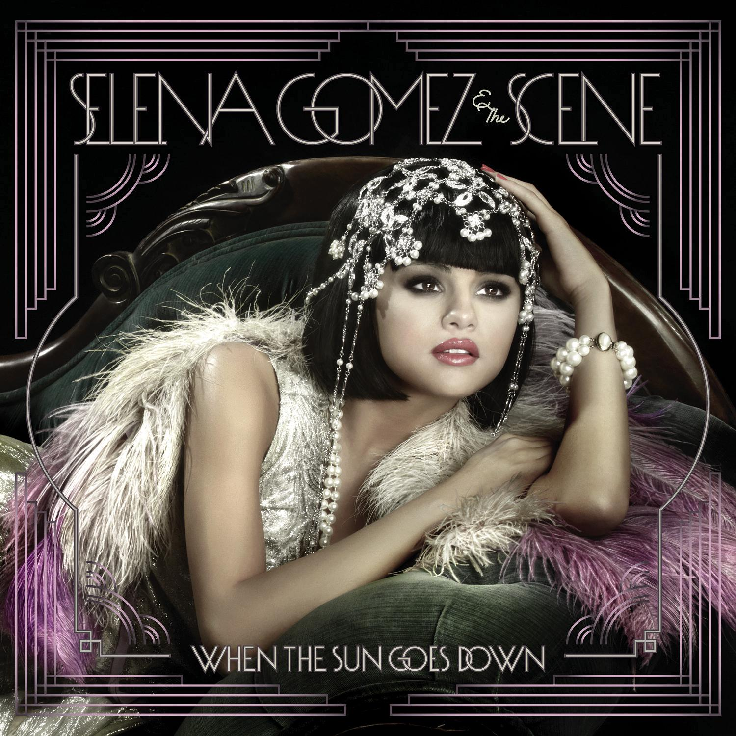 Selena Gomez Albumcover. Frau in Vintage-Kleidung. Dekorativer Text und Hintergrund.