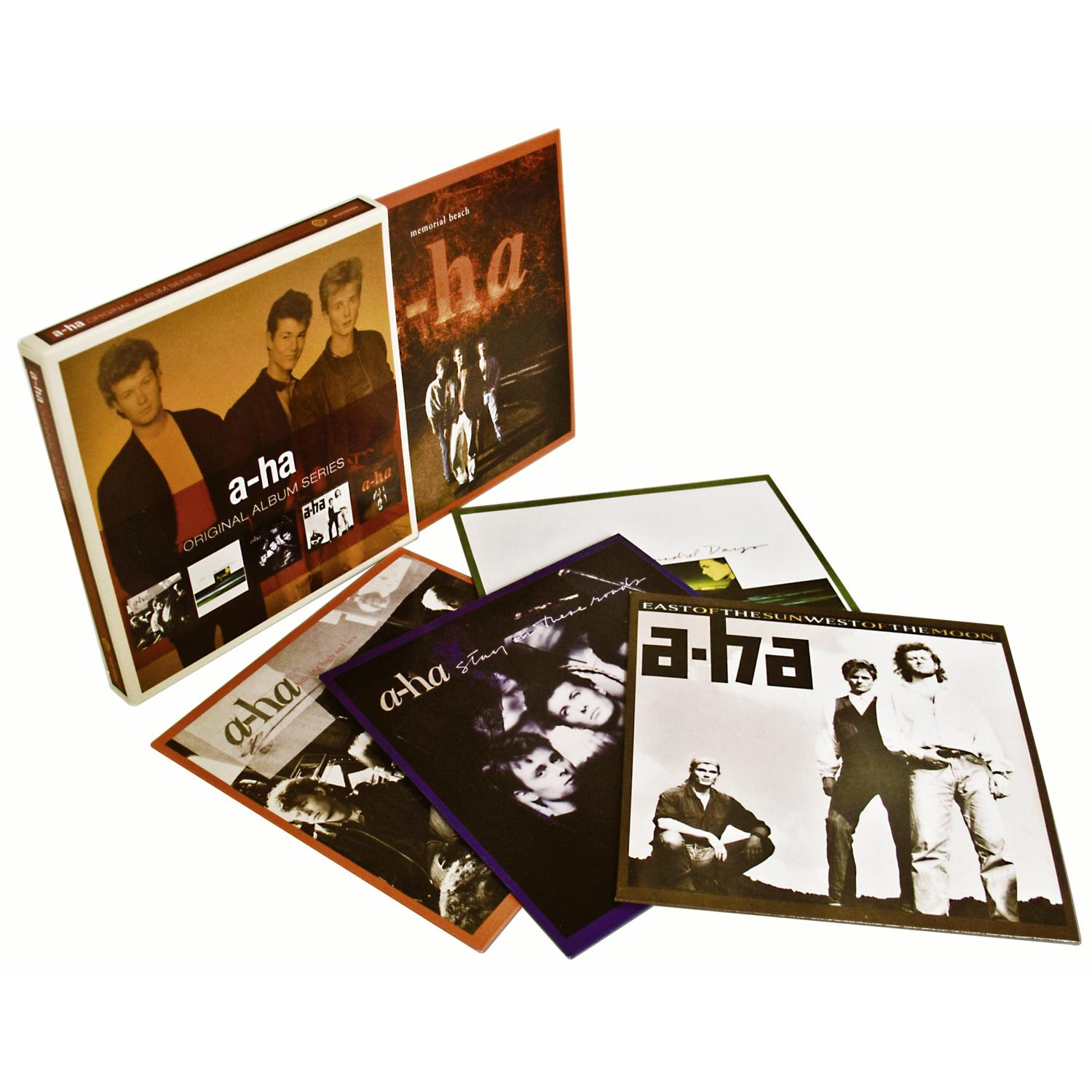 A-ha Albumserien-Box-Set und Albumcover auf weißem Hintergrund.
