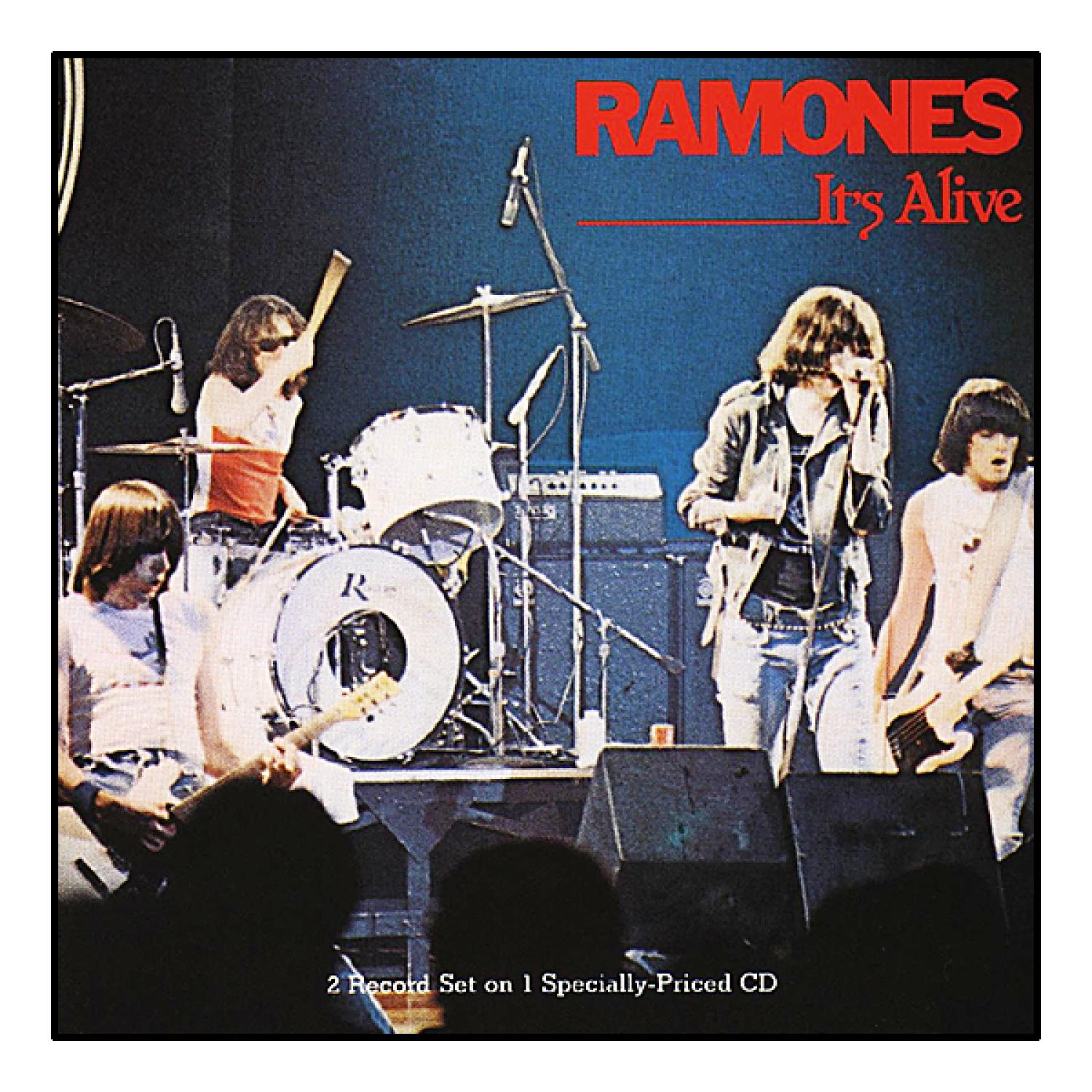 The Ramones treten auf der Bühne auf, vier Mitglieder und ein rot-blaues Albumcover.
