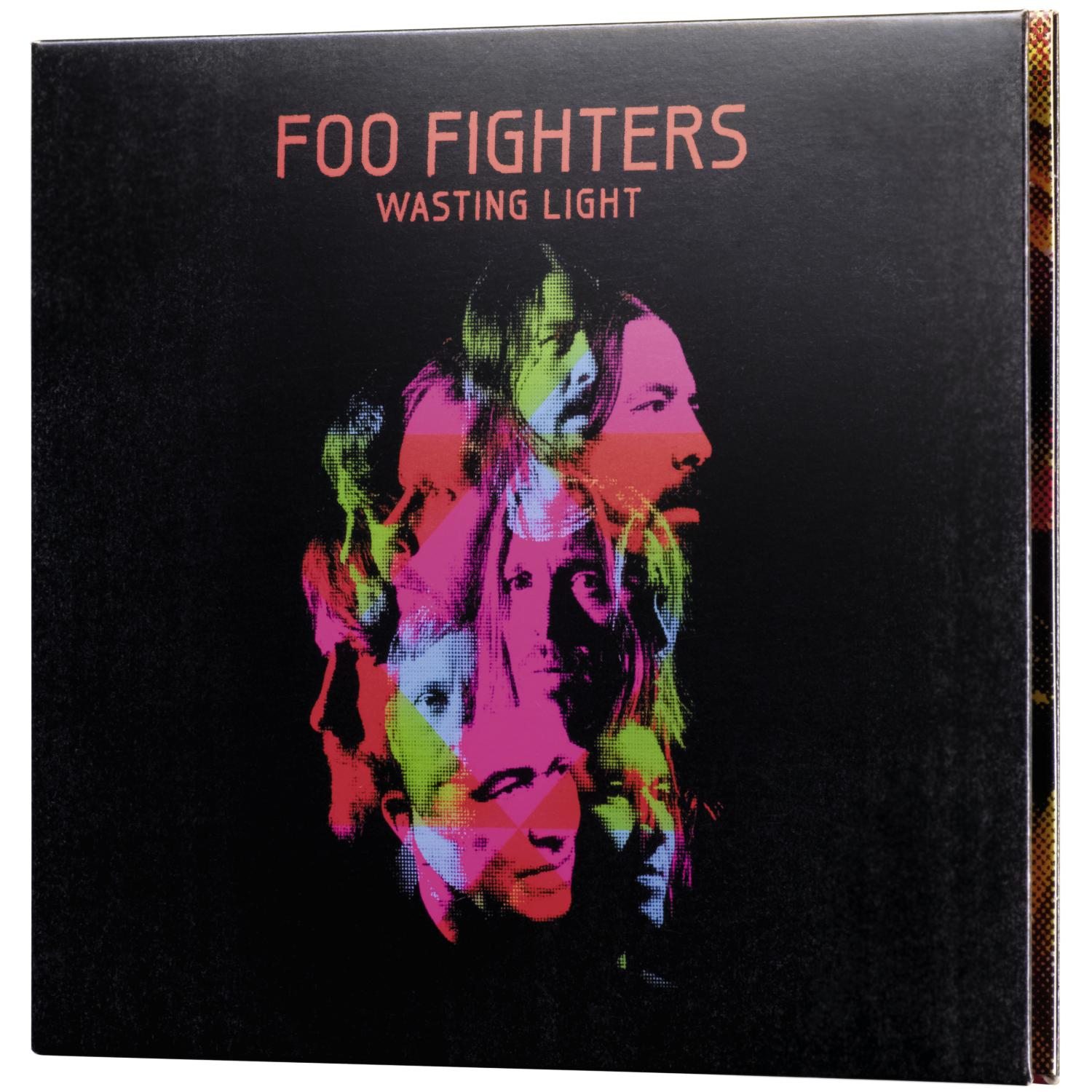 Albumcover mit Gesichtern der Foo Fighters-Bandmitglieder, leuchtende Farben auf schwarzem Hintergrund.