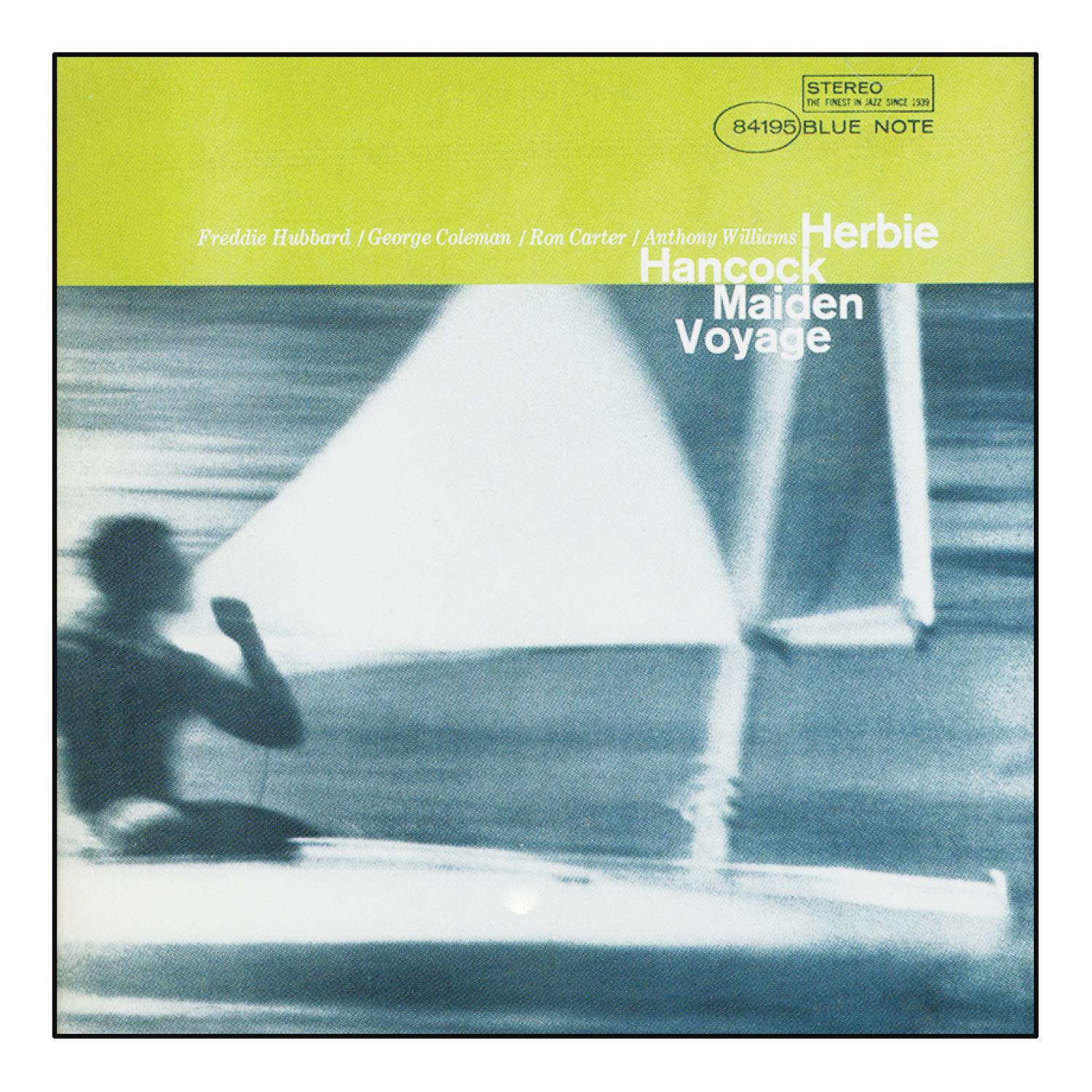 Albumcover 'Maiden Voyage' von Herbie Hancock. Segelboot auf Wasser. Blau-Weiß-Töne.