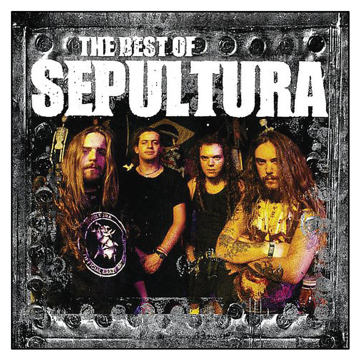 CD-Cover von Sepultura mit vier Bandmitgliedern, einem Metallrahmen und den Worten 'The Best Of Sepultura'.