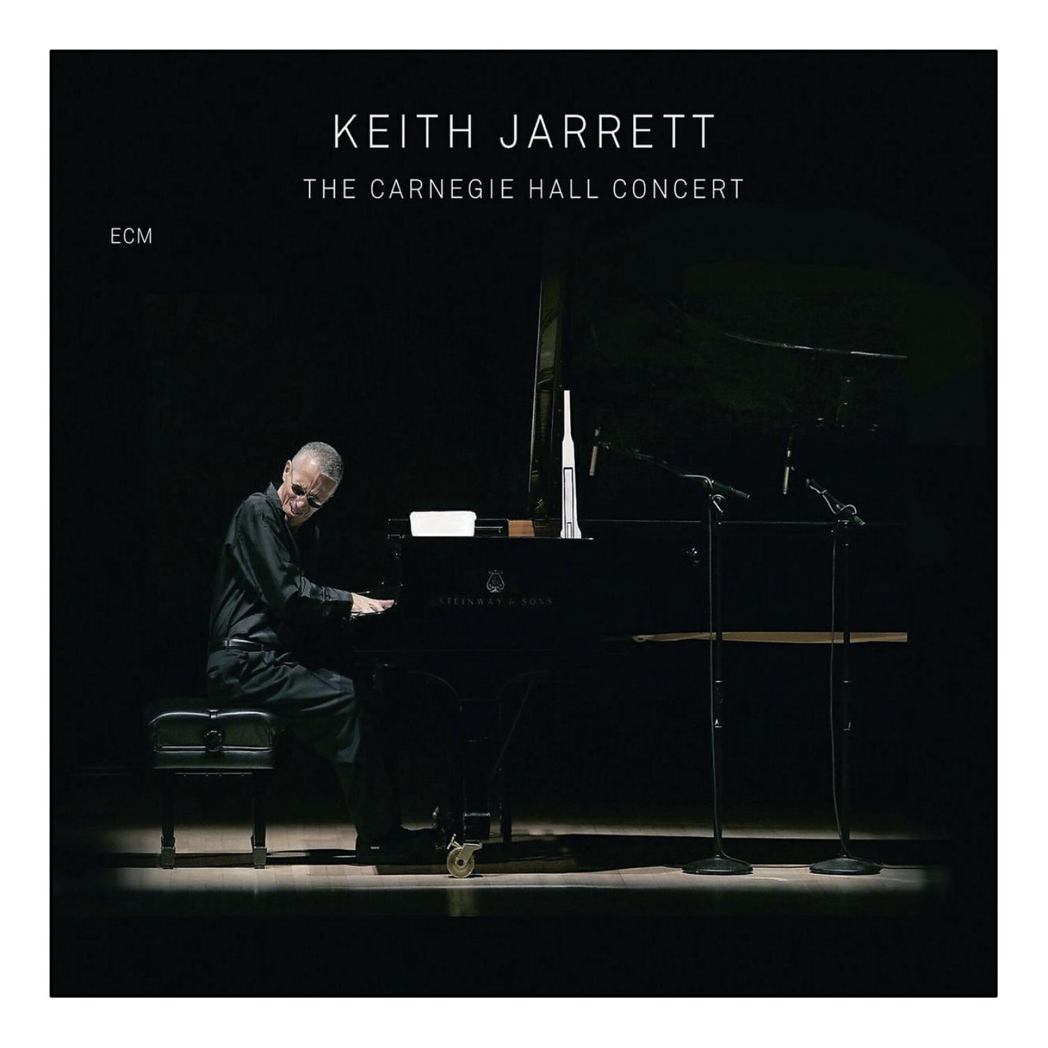 Ein Mann spielt auf einer dunklen Bühne Klavier. Auf dem Cover steht 'Keith Jarrett The Carnegie Hall Concert'.