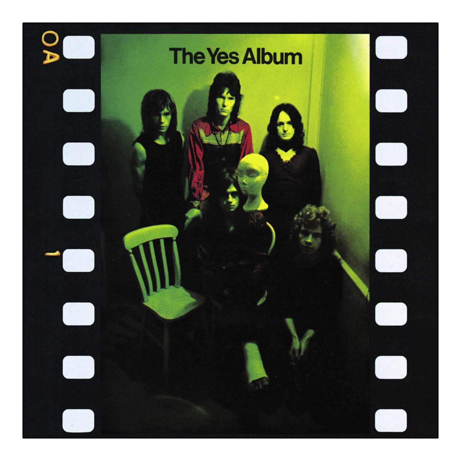 Das Yes Album Cover, ein Filmstreifen-Stil mit Bandmitgliedern in einem grün beleuchteten Flur und einem Stuhl.