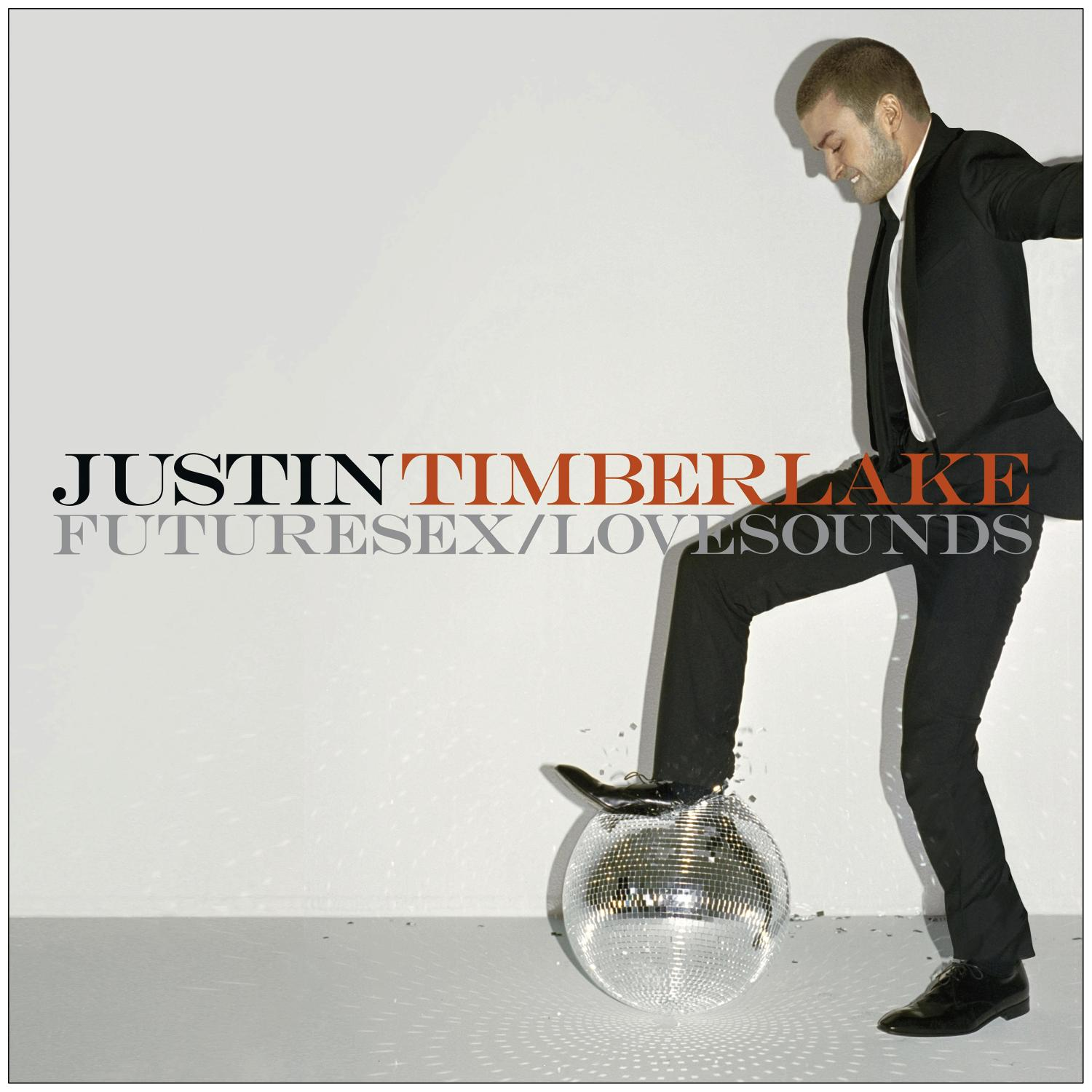 Justin Timberlake im Anzug, tritt auf eine Discokugel. Albumcover mit Text 'FUTURESEX/LOVESOUNDS'.