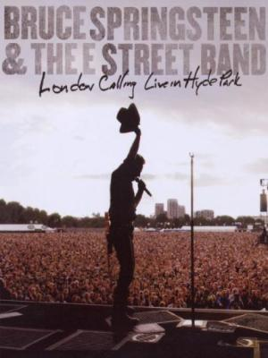 Bruce Springsteen auf der Bühne, hält einen Hut, vor einer großen Menschenmenge im Hyde Park.