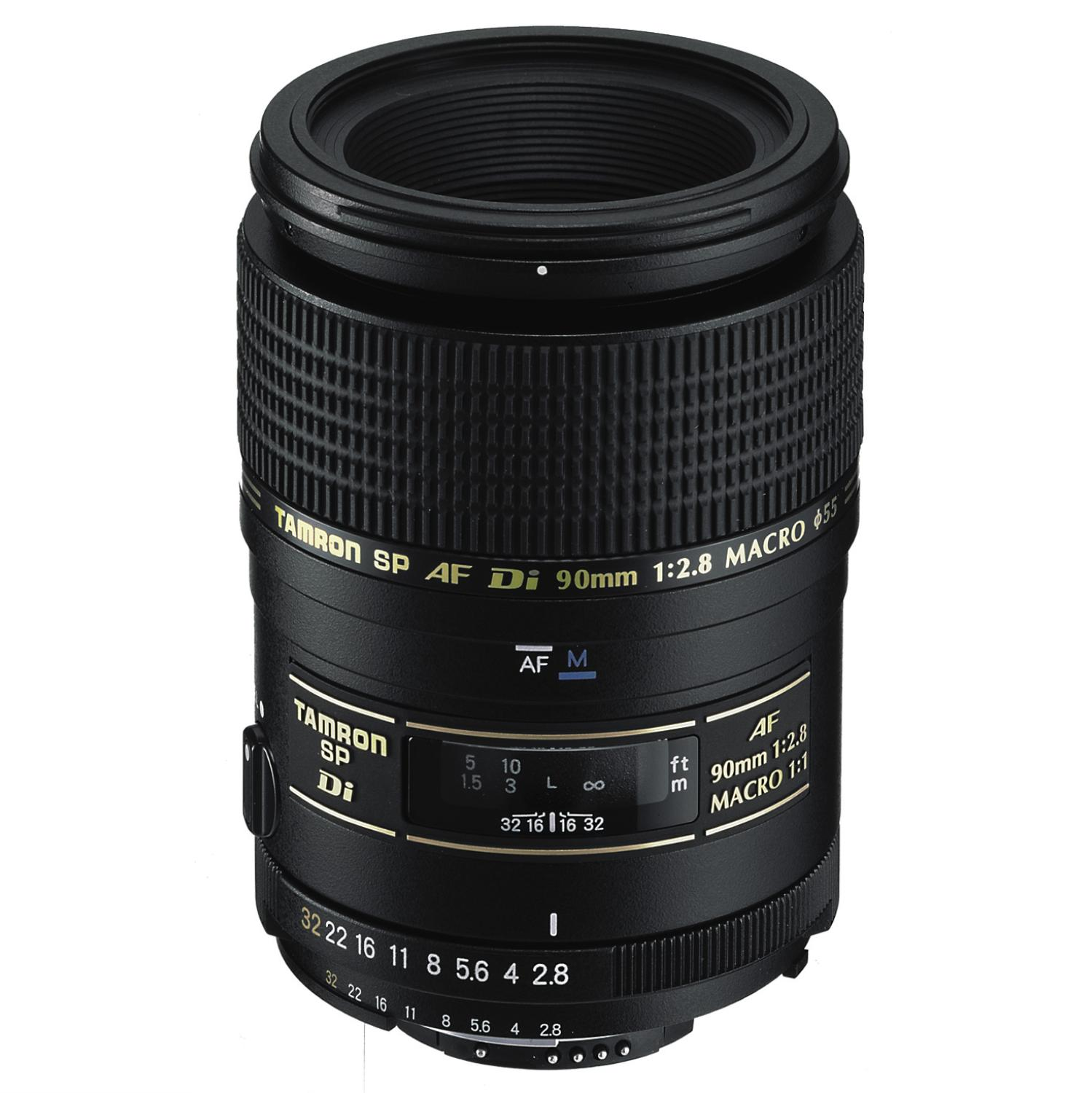 Schwarzes Tamron-Objektiv mit Markierungen, Text und Fokuswaage auf weißem Hintergrund.