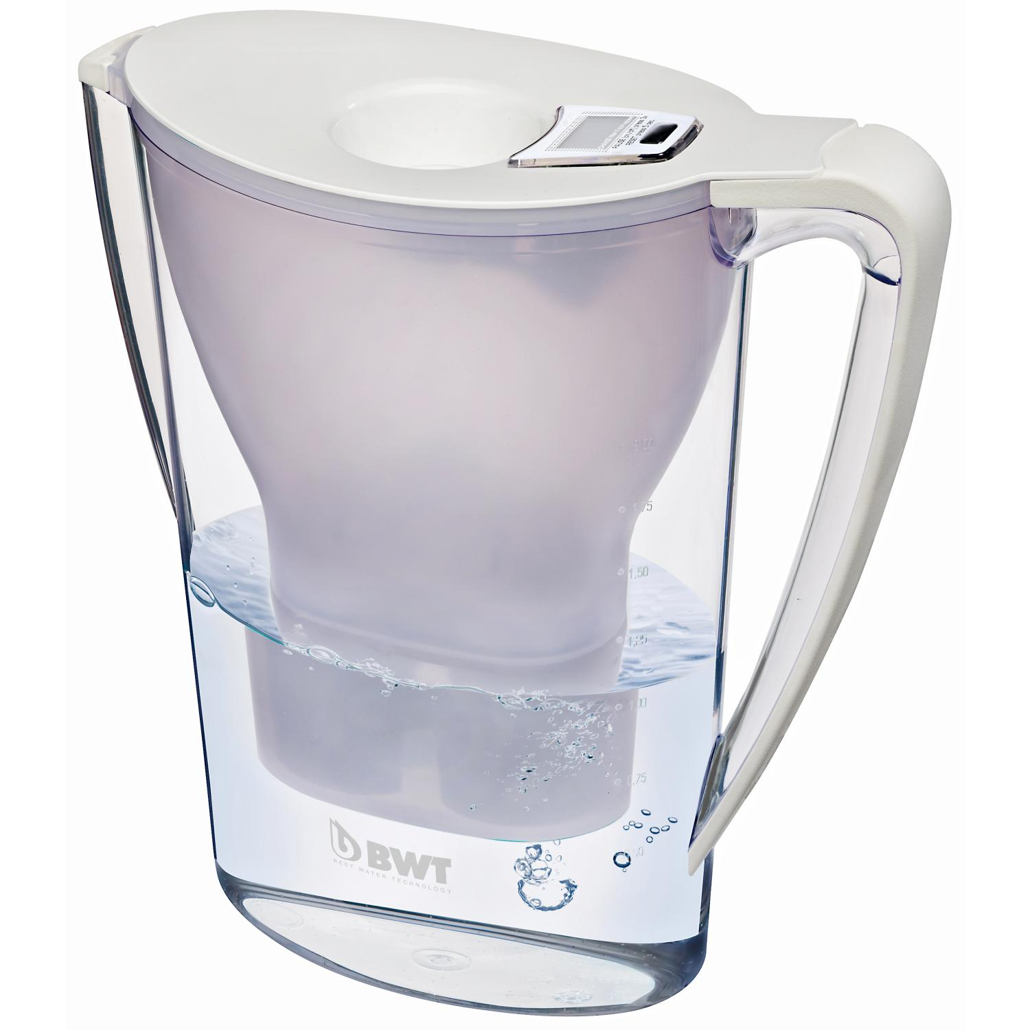 Ein durchsichtiger Wasserfilterkrug mit weißem Deckel, der Wasser und einen Innenfilter enthält.