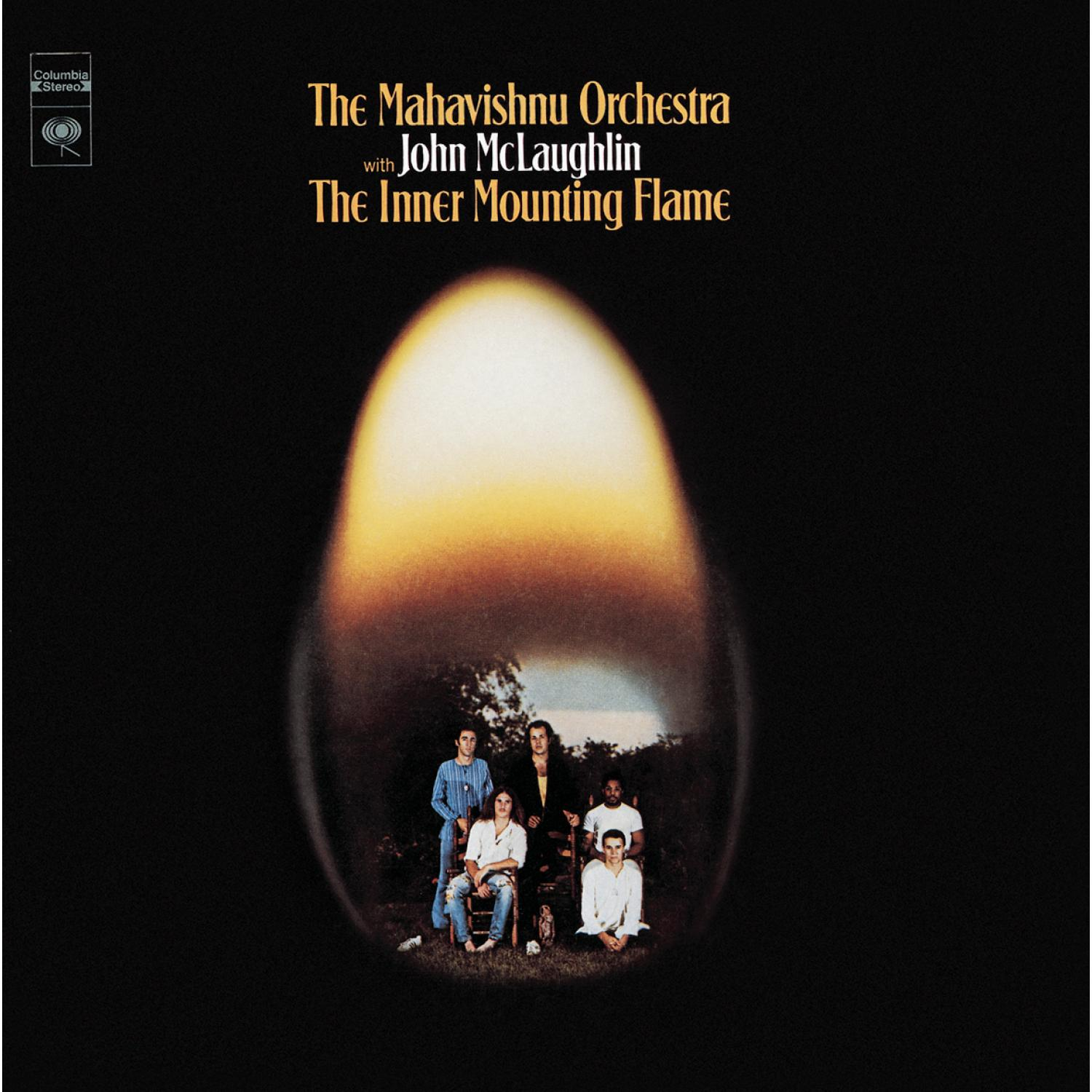 Albumcover: The Mahavishnu Orchestra, Band in Flammenform, mit Licht, dunkler Hintergrund.