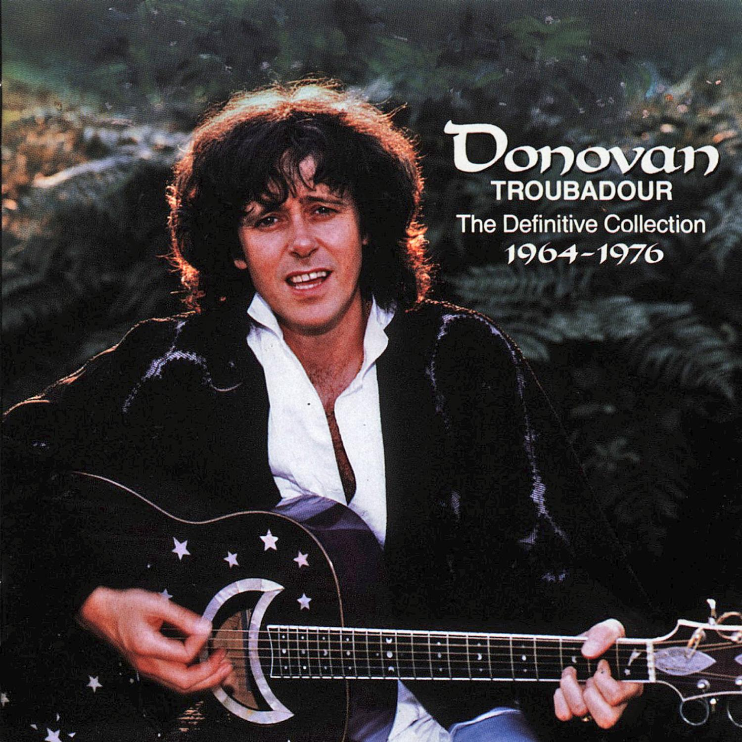 Donovan Albumcover. Donovan mit Gitarre, schwarze Jacke. Waldbild im Hintergrund und Albumtitel.