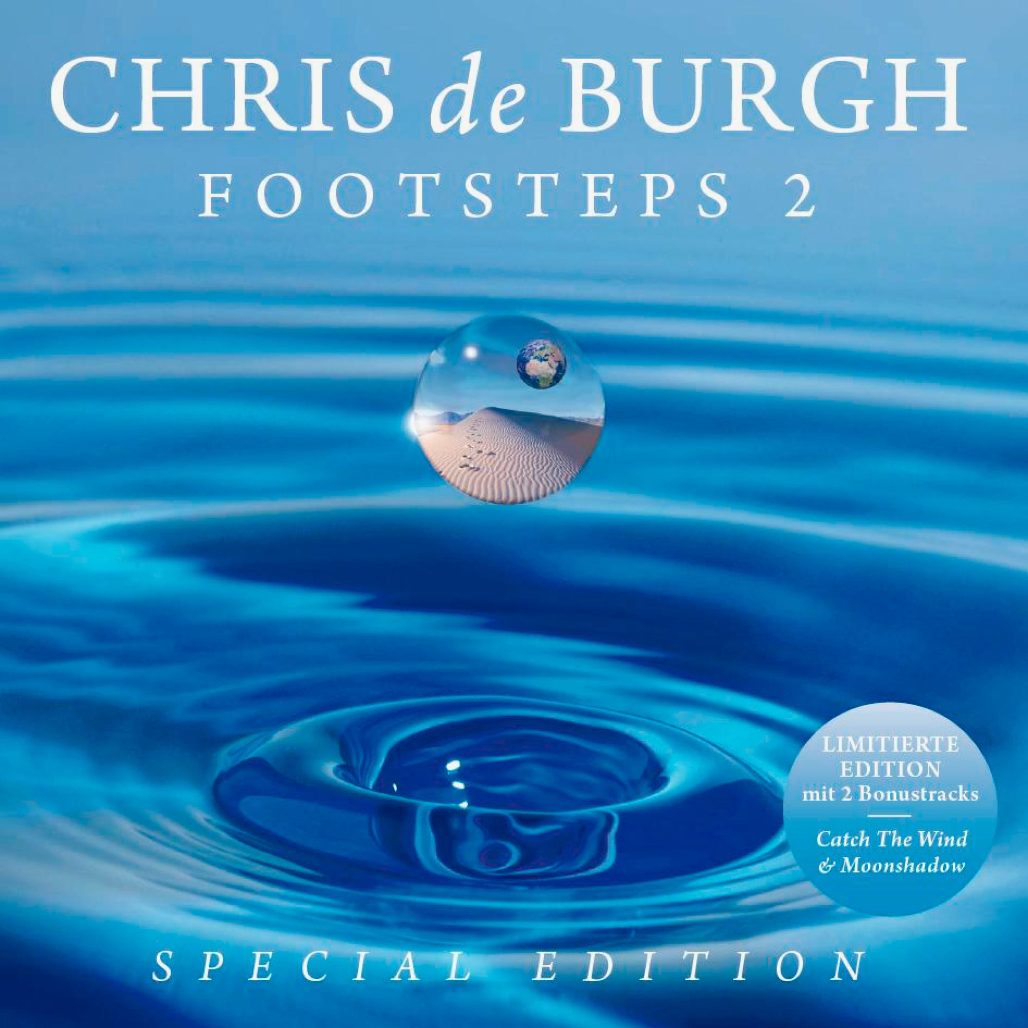 Albumcover mit Wasserwellen, einem Wassertropfen mit Wüstenszene und einem Globus. Text: Chris de Burgh Footsteps 2, Special Edition.