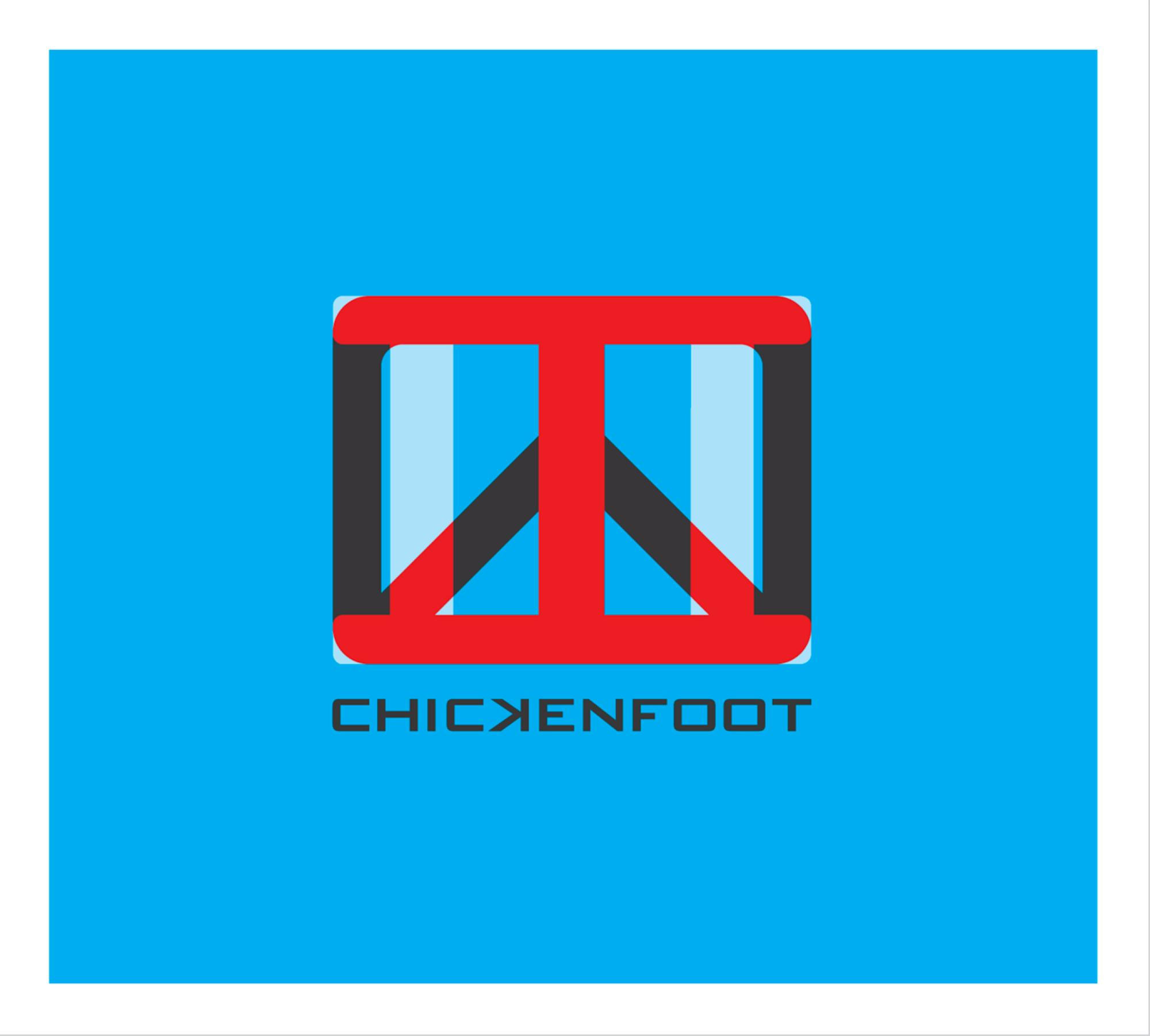 Das Chickenfoot-Logo auf blauem Hintergrund. Ein Peace-Zeichen-Design sichtbar.