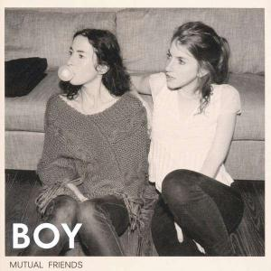 Albumcover für 'Boy - Mutual Friends'. Zwei Frauen sitzen am Sofa, eine mit Kaugummi.