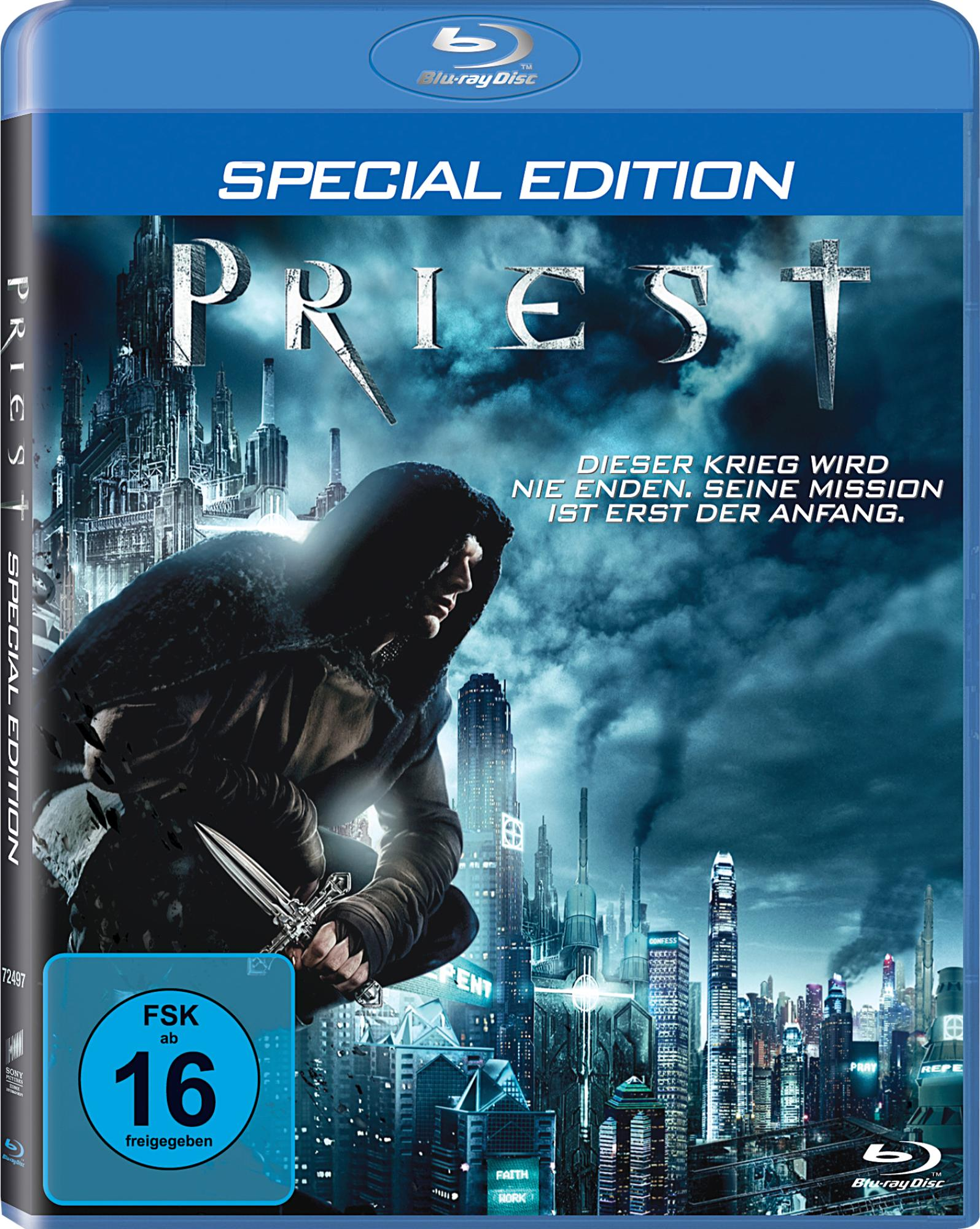 Blu-ray-Hülle des Films Priest. Zeigt eine Figur in Kapuzenmantel mit Schwert vor Stadtkulisse.