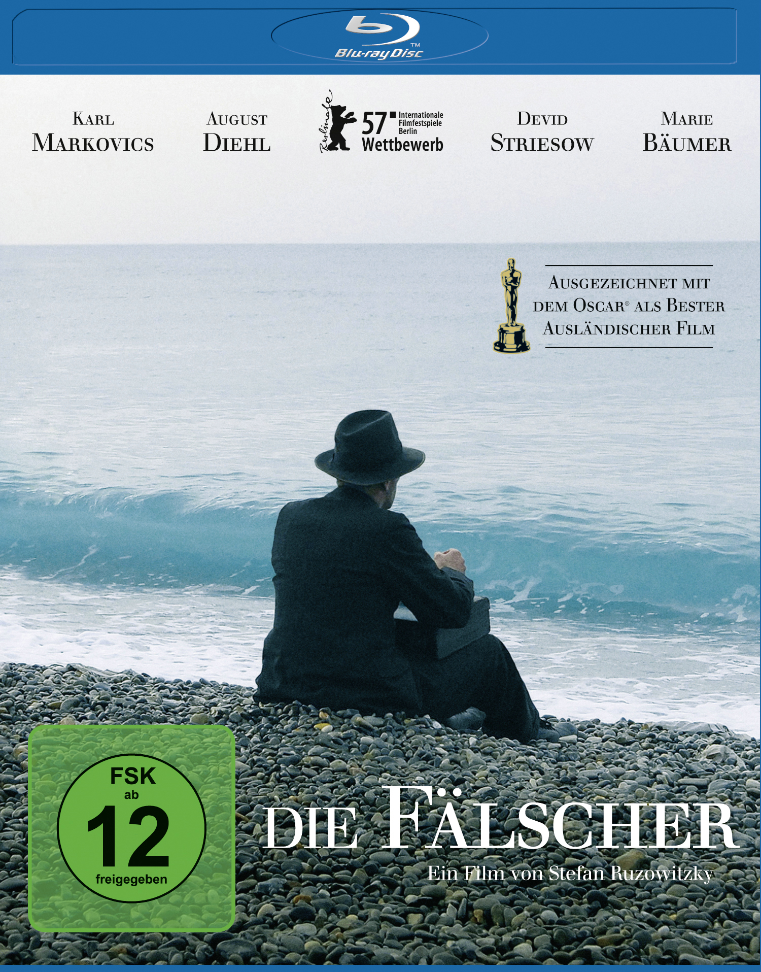 Das Fälscher-DVD-Cover. Ein Mann im Anzug sitzt am Strand. Text: Die Fälscher.