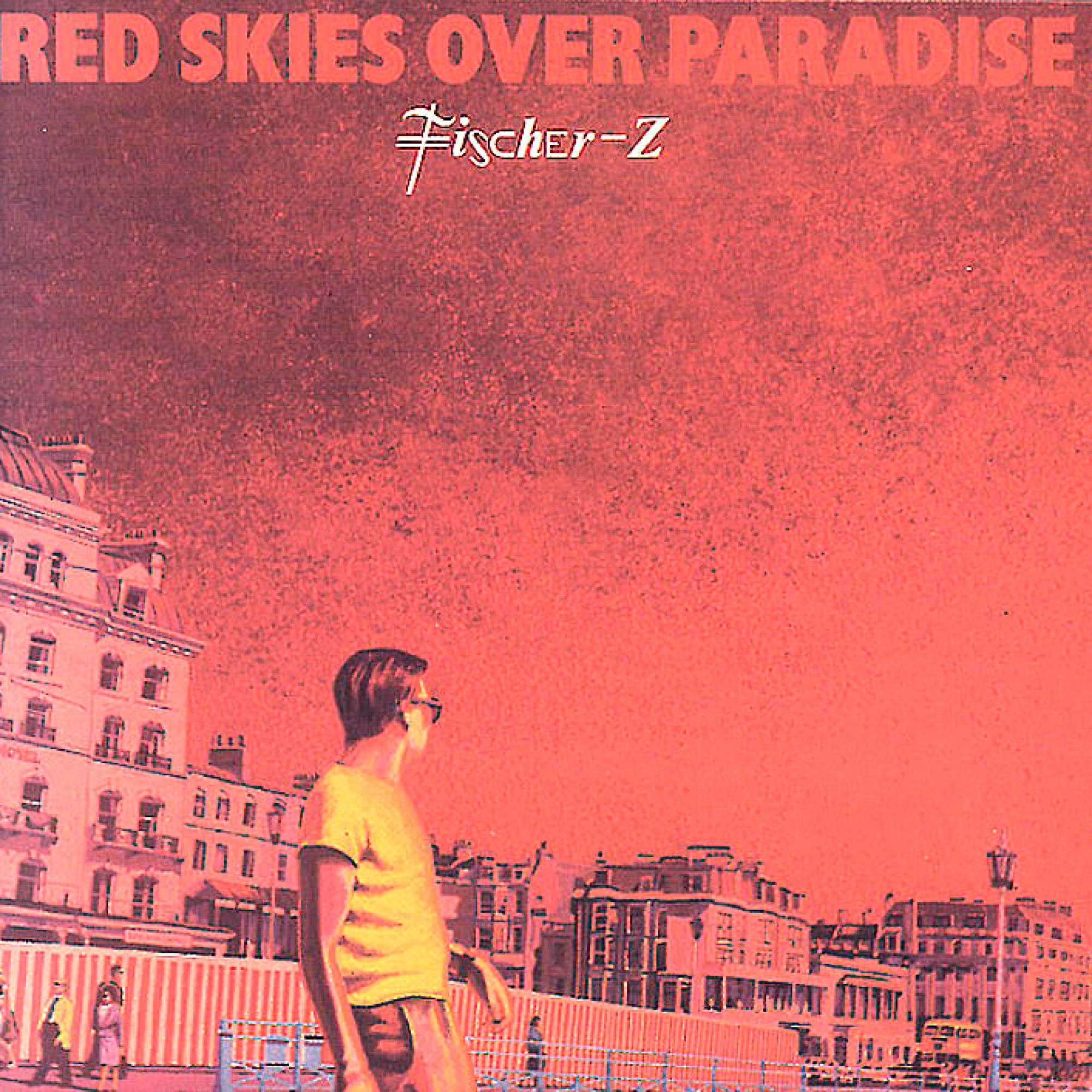 Albumcover: 'Red Skies Over Paradise' von Fischer-Z. Ein Mann vor Gebäuden.