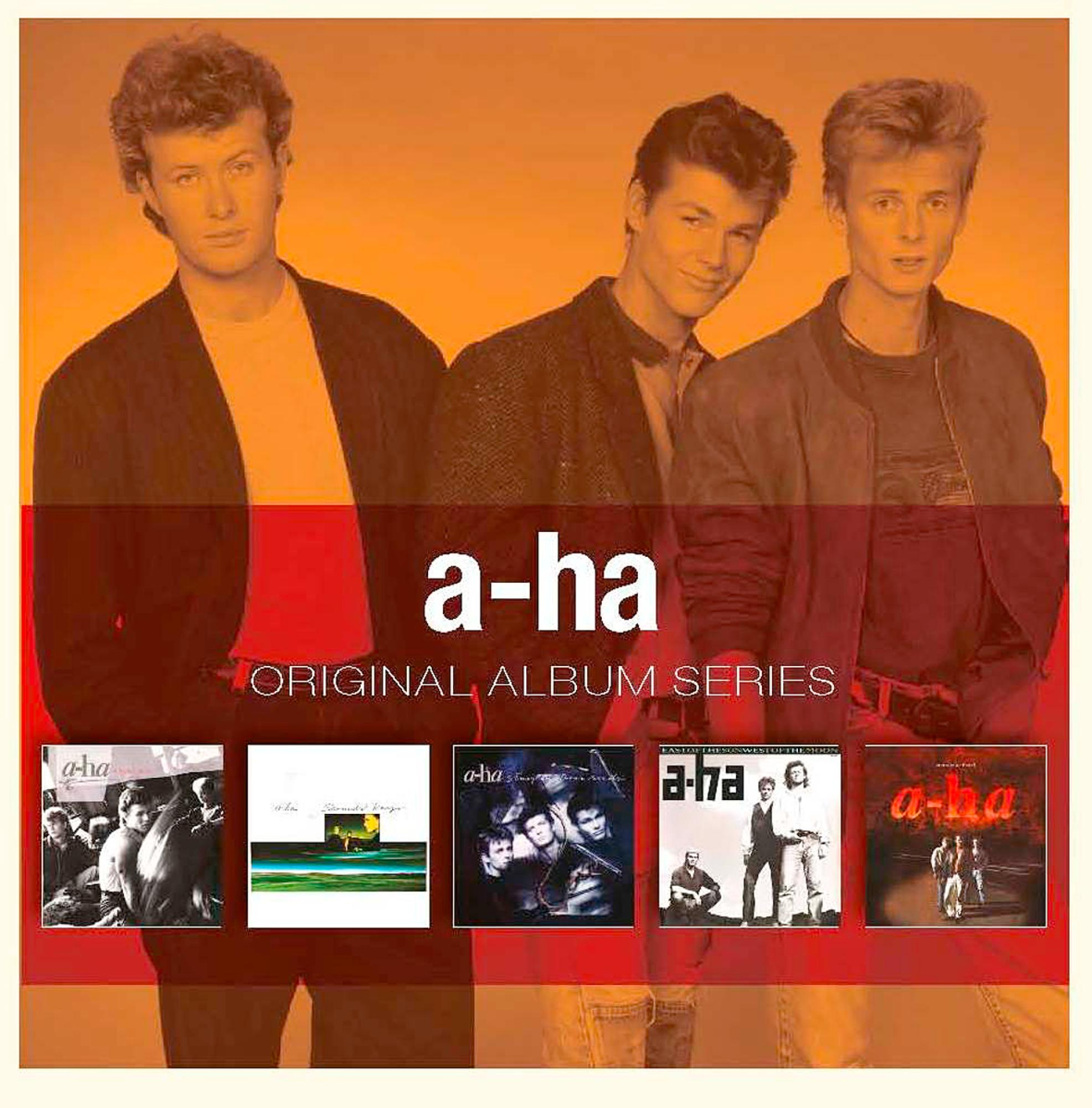 a-ha Bandmitglieder in einem Quadrat, mit Albumcovern darunter. Orange-gelber Hintergrund.
