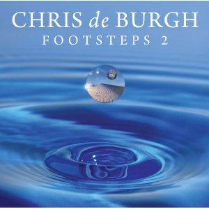 Albumcover für Chris de Burghs Footsteps 2. Enthält einen Wassertropfen mit einer darin reflektierten Wüstenlandschaft. Blauer Hintergrund.