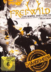 Ein DVD-Cover mit einer Band, die live auf der Bühne spielt, mit überlagertem Text.