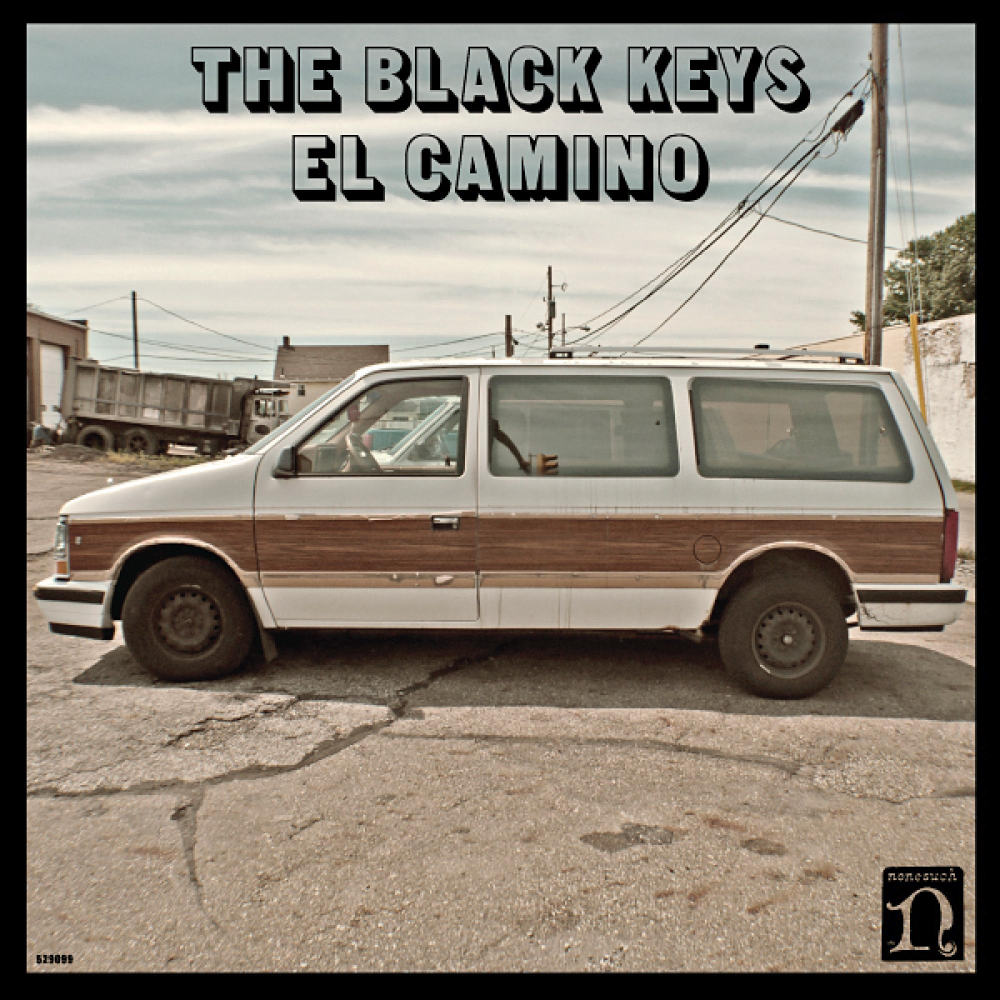 Das Albumcover der Black Keys, El Camino. Ein weißer Van mit Holzverkleidung parkt auf einer Straße.