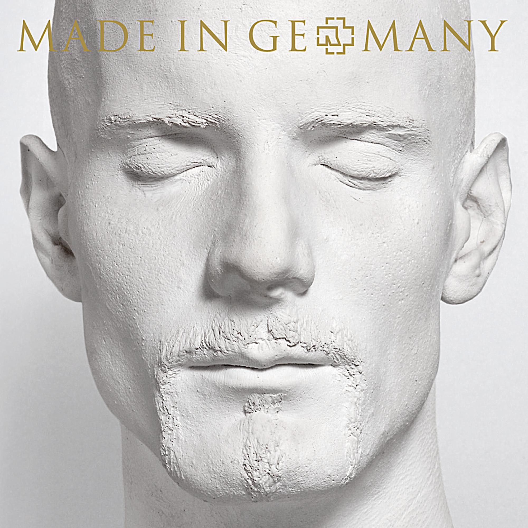 Nahaufnahme eines weißen Gipsgesichts mit den Worten "MADE IN GERMANY" oben.