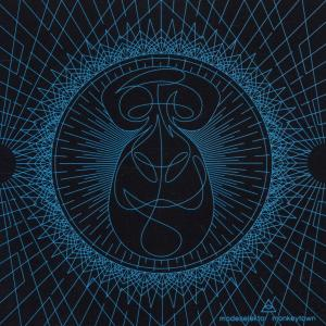 Schwarzes CD-Cover mit einer Affenzeichnung und einem blauen geometrischen Muster.
