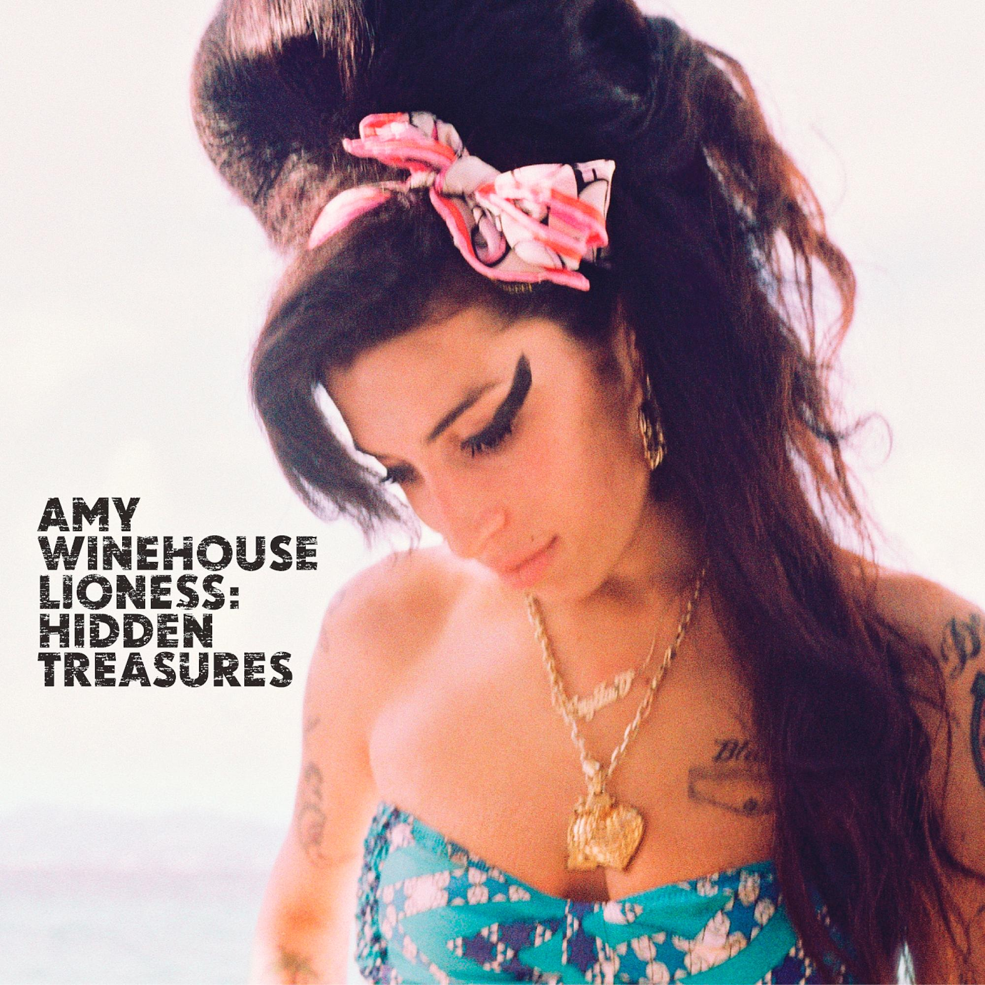 Albumcover: Amy Winehouse. Porträt mit rosa Schleife. Blaues und weißes Oberteil mit goldener Halskette.