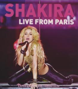 Shakira live auf der Bühne, singt. Rosa Text.