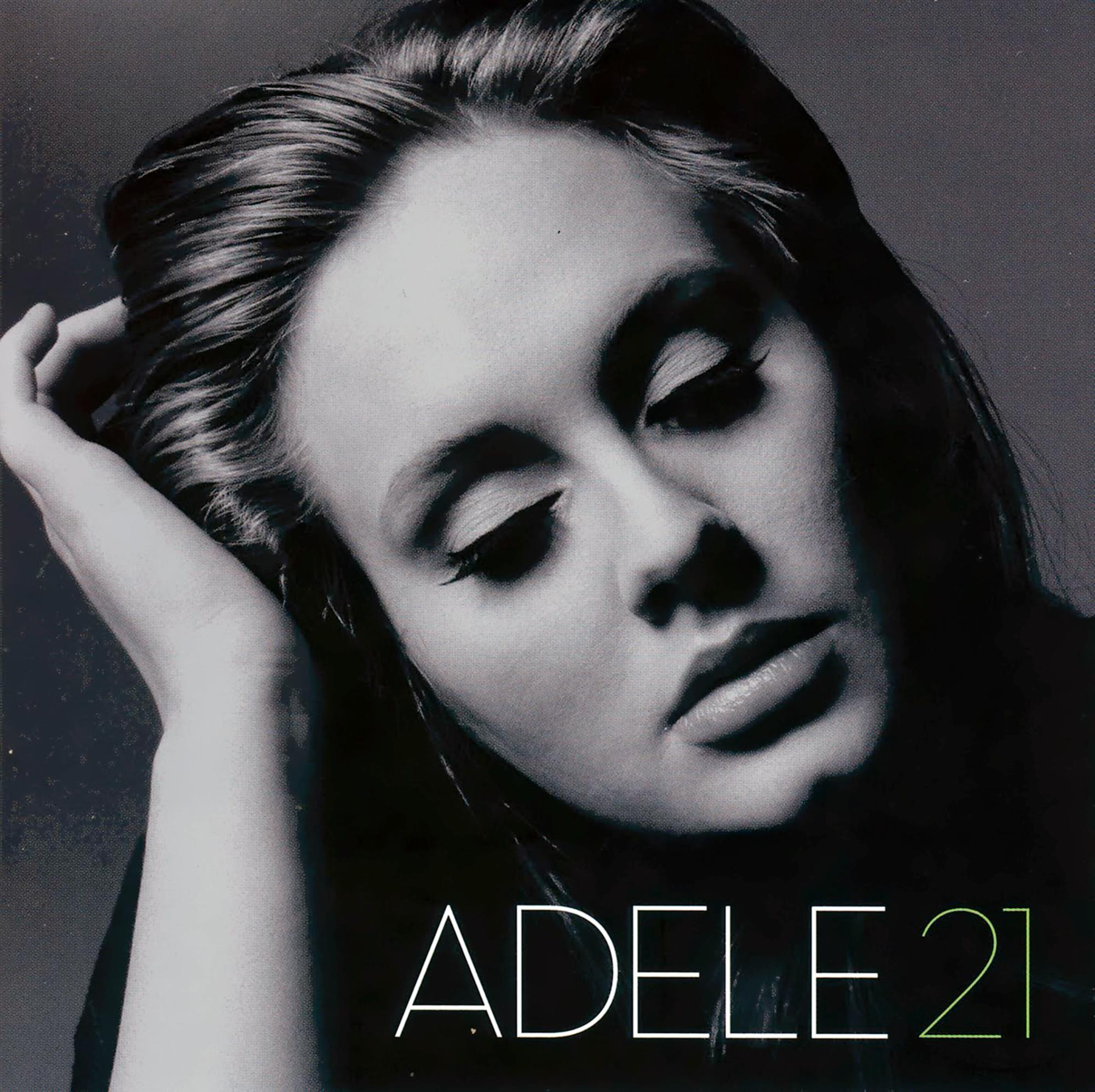 Photo en noir et blanc. Femme avec la main sur la tête. Titre de l'album : ADELE 21.