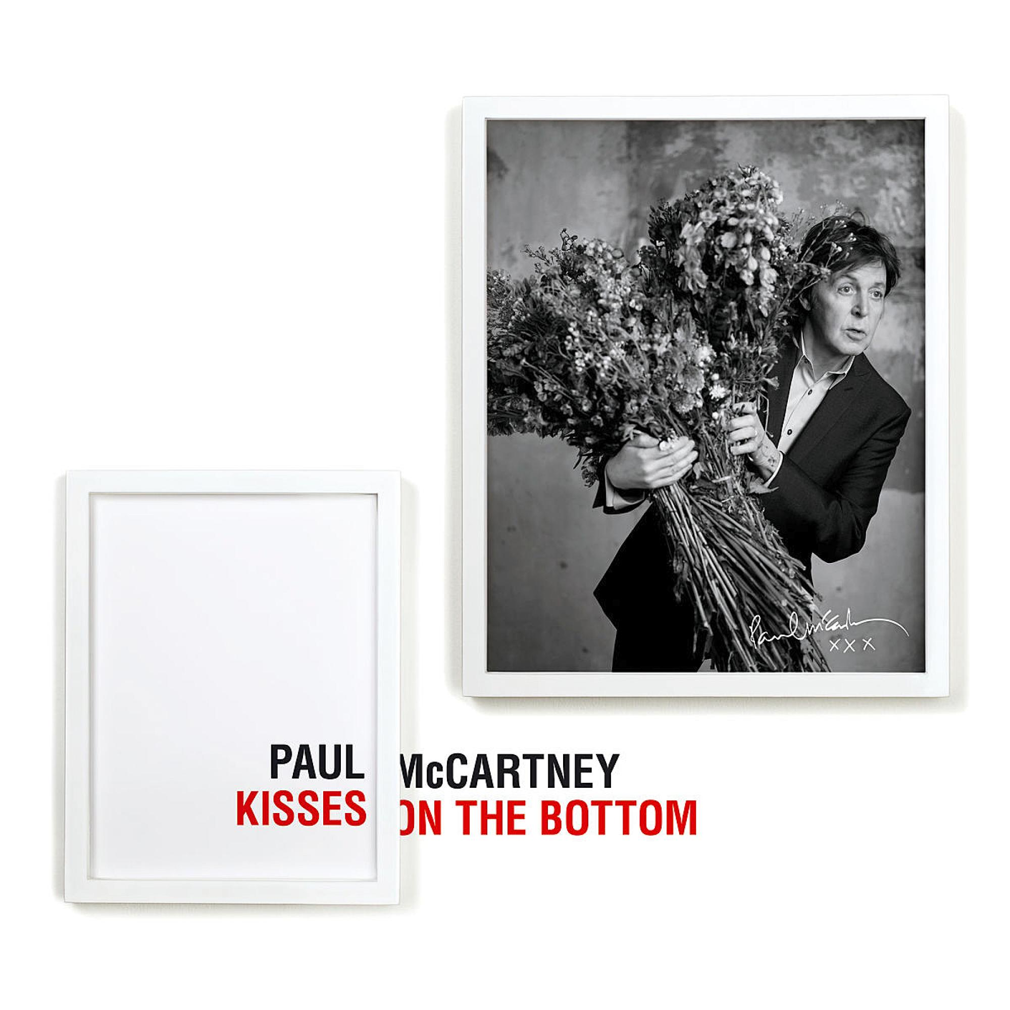 Zwei gerahmte Fotos, Paul McCartney hält Blumen, und Text 'Kisses on the Bottom'.