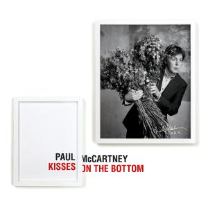 Paul McCartney Albumcover. Ein Foto von ihm mit Blumen. Titel: Kisses on the Bottom.