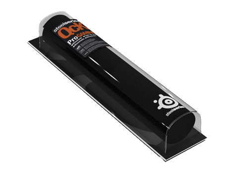 SteelSeries Mauspad in einer transparenten Kunststoffverpackung. Schwarzes Pad mit orangefarbenem und weißem Text. Pro Gaming Mauspad.
