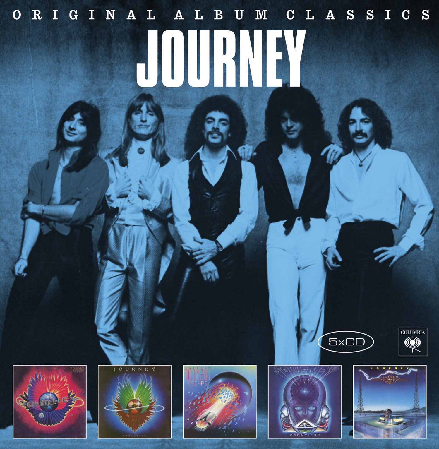 Albumcover mit einer Gruppe von Musikern vor CD-Covern. Der Albumtitel lautet Journey.
