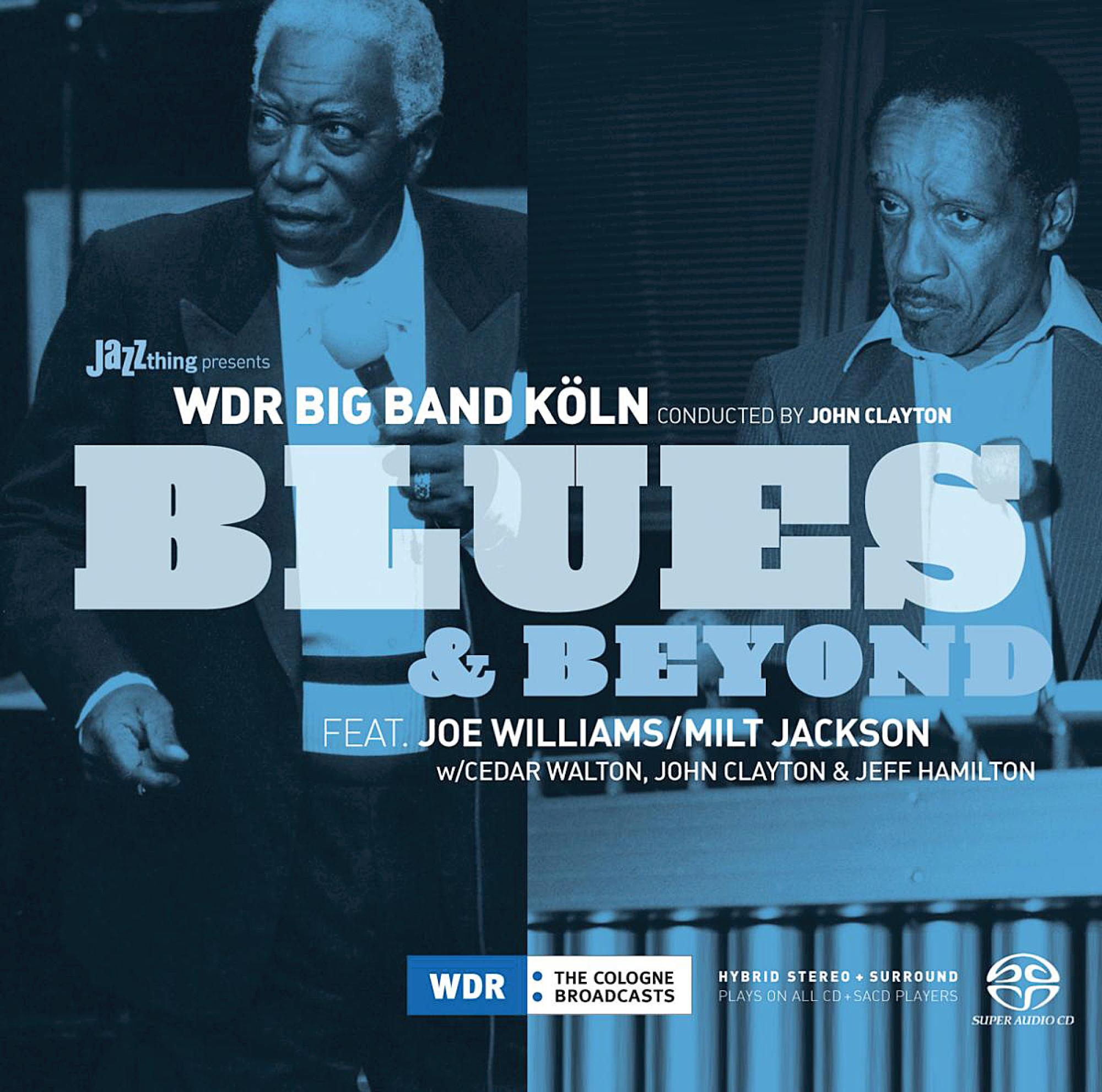 Albumcover mit Musikern, blauem Hintergrund und Bandtitel.