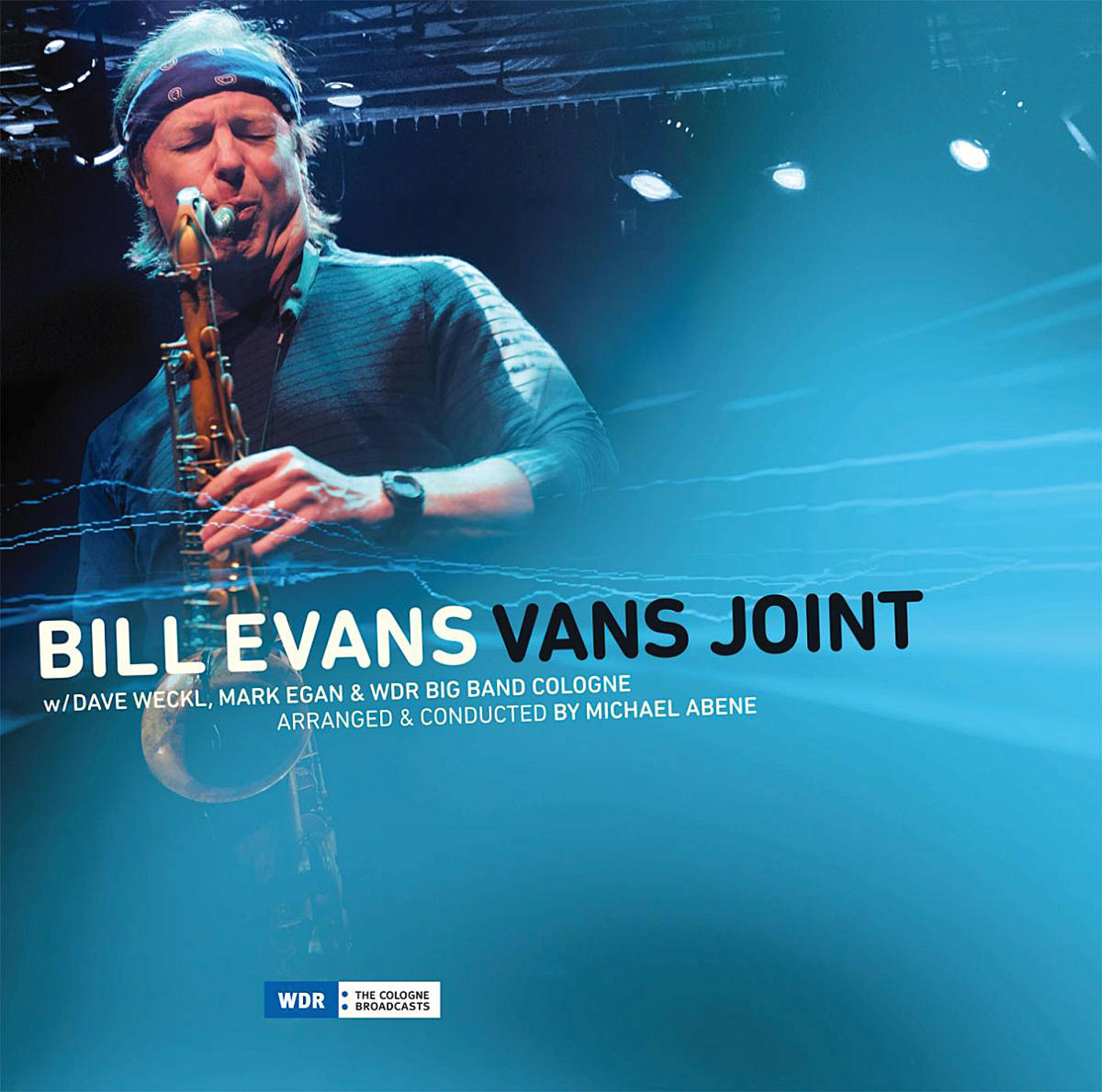 Albumcover. Bill Evans Vans Joint. Mann spielt Saxophon, blauer Hintergrund.