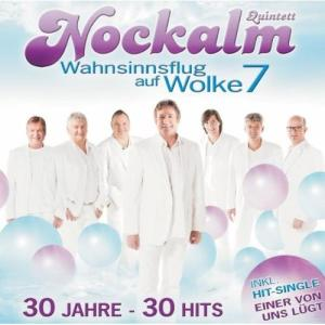 Albumcover von Nockalm Quintett mit einer Gruppe von Männern in weißen Anzügen. Blaue und violette Kugeln schweben um sie herum.